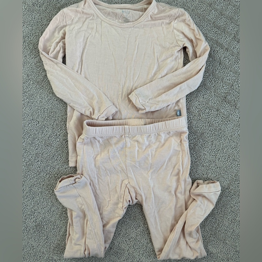 Kyte Baby long sleeved toddler pajamas 2T in Porcelin